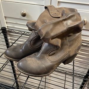 Rocketdog mid calf vintage looking soft suede like material.